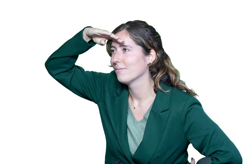 Een vrouw kijkt in de verte met haar hand boven haar ogen.
