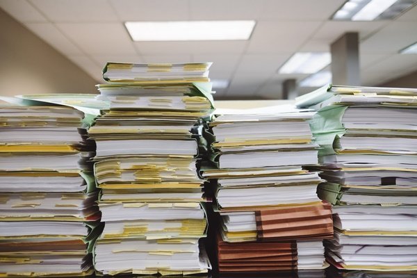 Stapels boeken op een tafel