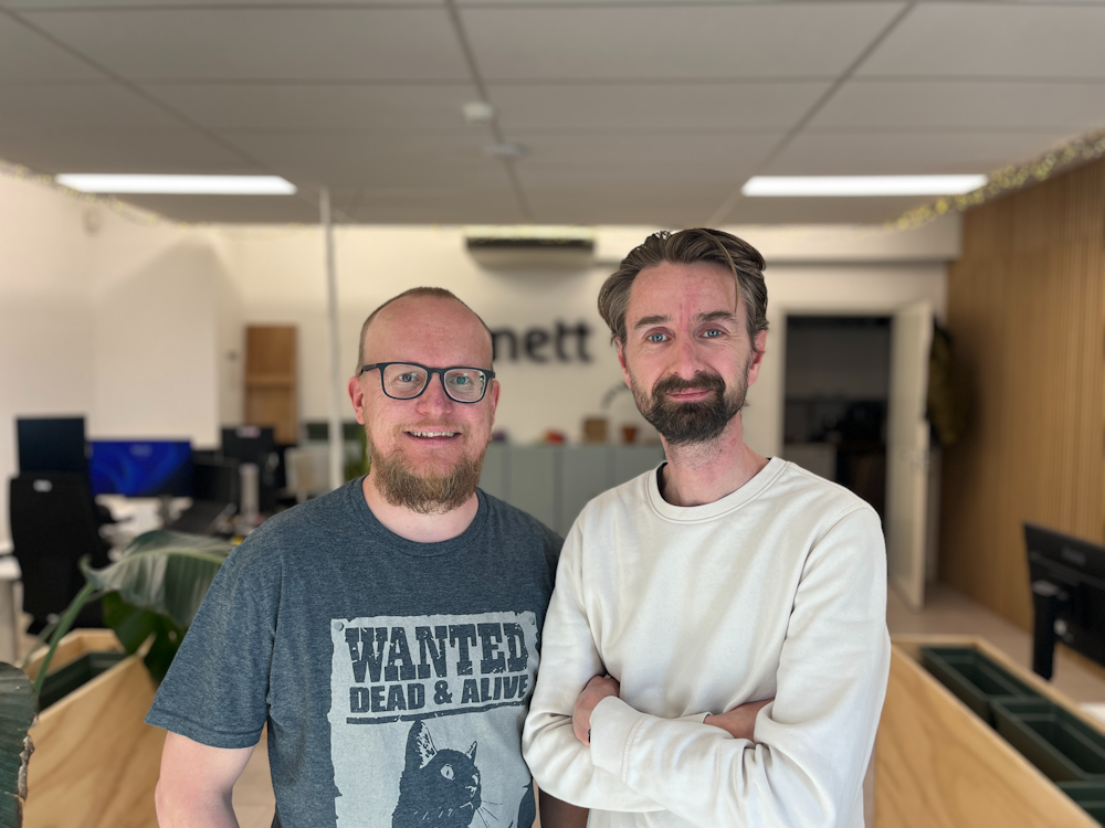 Wietse and Jasper stand next to each other in the Mett office