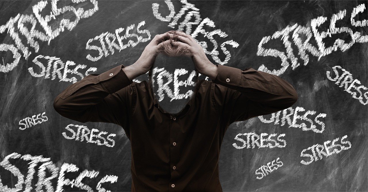 Een persoon zonder hoofd met het woord stress op de achtergrond