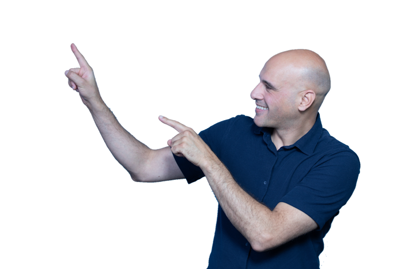 Een man wijst met twee wijsvingers naar links.