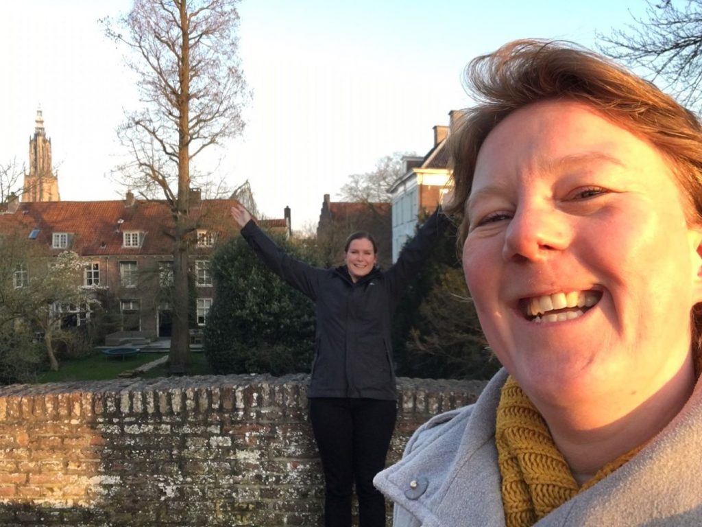 Renate en Marijn buitengewoon vroeg aan het wandelen.
