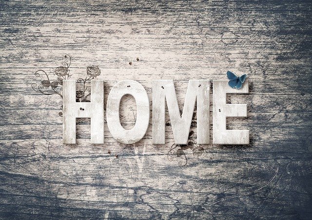 Het woord home in houten letters